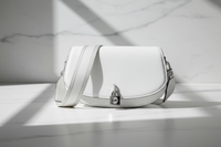 Michael Kors vit läderaxelväska