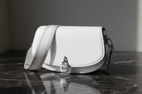 Michael Kors vit läderaxelväska