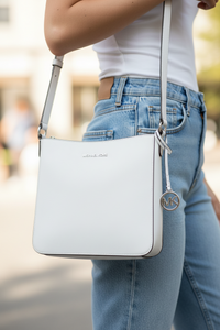 Michael Kors vit axelväska i canvas