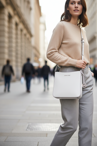 Michael Kors vit axelväska i canvas