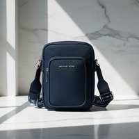 Michael Kors blå axelväska i nylon